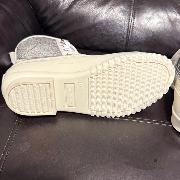 Juicy Couture Glitter Silver and Cream Winter Boots with lace at the front - Picture 6 of 13